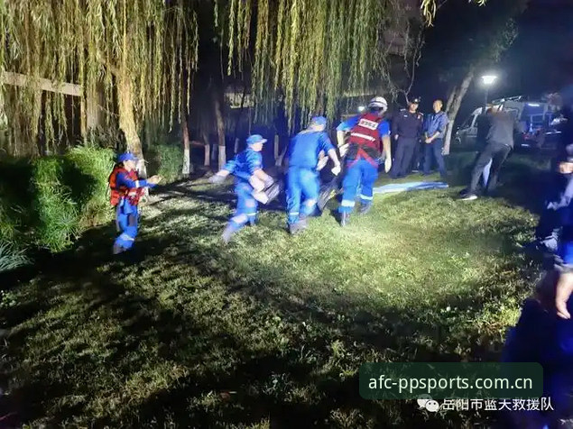 深夜十一点，陈薇关掉电脑，手机屏幕还亮着——她刚看完整场亚冠回放。从赛前海报到补时绝杀，PP体育的亚冠CN首页她用了三年。一个问题卡在喉咙：为什么越来越多年轻人不守着电视看球，而是窝在小屏幕前刷比分？答案不是方便，是生态变了。